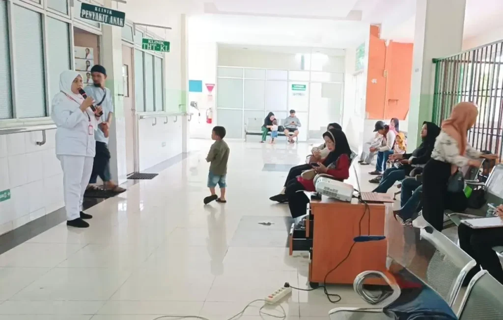 Fisioterapis RSUD SSMA memberikan edukasi tentang perkembangan motorik kasar anak di Pontianak