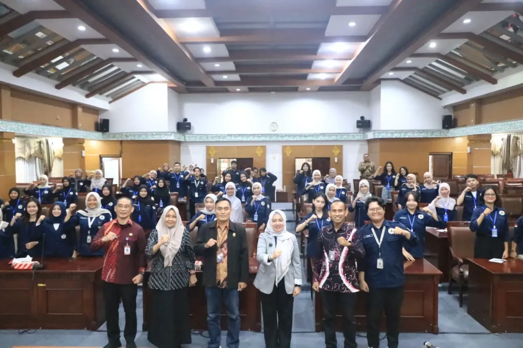 Mahasiswa Prodi Administrasi Publik Fisip Untan melakukan kunjungan ke DPRD Kota Pontianak dalam rangka Program Sekolah Parlemen (Sepale).