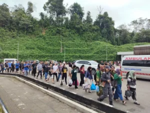 Proses pemulangan WNI dan PMI oleh KJRI Kuching melalui PLBN Entikong menuju Indonesia.