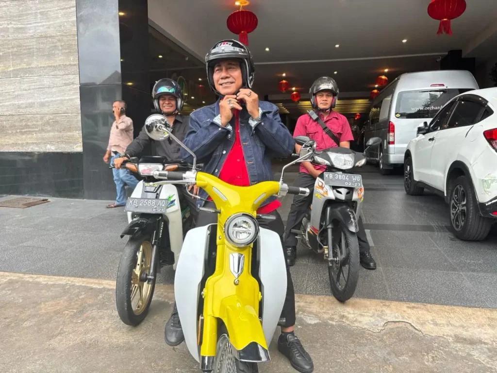 Wagub Kalbar Krisantus Kurniawan saat menggunakan sepeda motor.