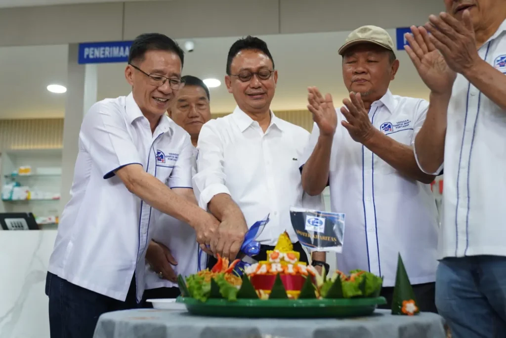 Wali Kota Pontianak Edi Rusdi Kamtono meresmikan Apotek Kharitas di Jalan Gajah Mada, Sabtu (14/2/2026).