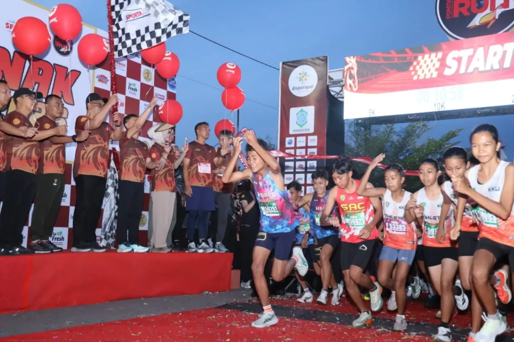Wali Kota Pontianak, Edi Rusdi Kamtono melepas peserta Pontianak City Run 2026 di Kota Pontianak yang diikuti sekitar 6.000 pelari dari dalam dan luar negeri.