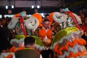 Wali Kota Pontianak Edi Rusdi Kamtono menyaksikan atraksi barongsai saat perayaan malam Imlek.