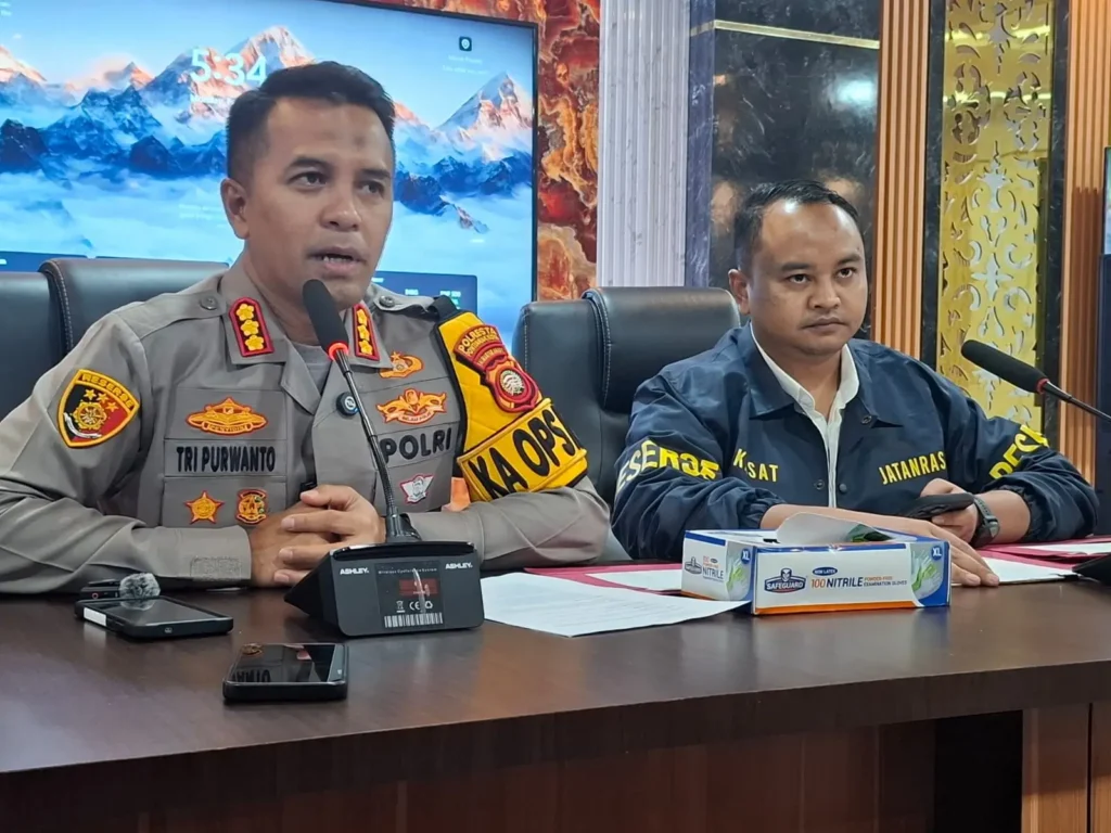Kapolresta Pontianak Kota saat konferensi pers pengungkapan kasus kekerasan seksual anak di Pontianak Barat.