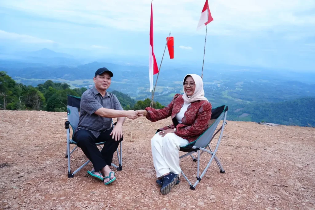 Gubernur Kalimantan Barat Ria Norsan bersama Bupati Mempawah Erlina meninjau puncak Bukit Raya Sambora di Kecamatan Toho.