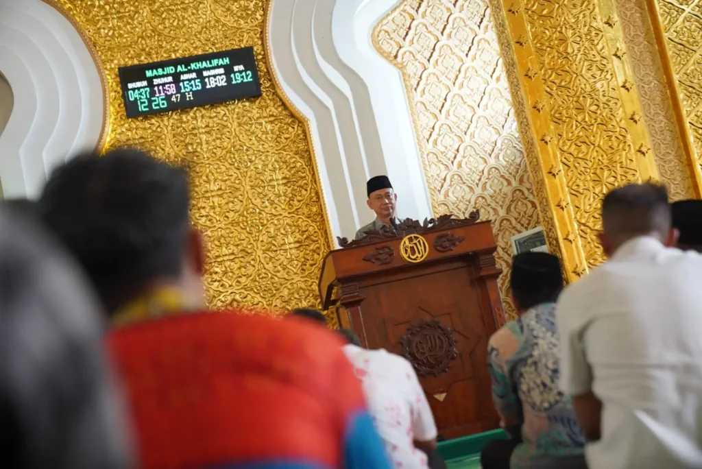 Wali Kota Pontianak Edi Rusdi Kamtono saat memberikan tausiyah singkat di Masjid Al Khalifah Kantor Wali Kota.