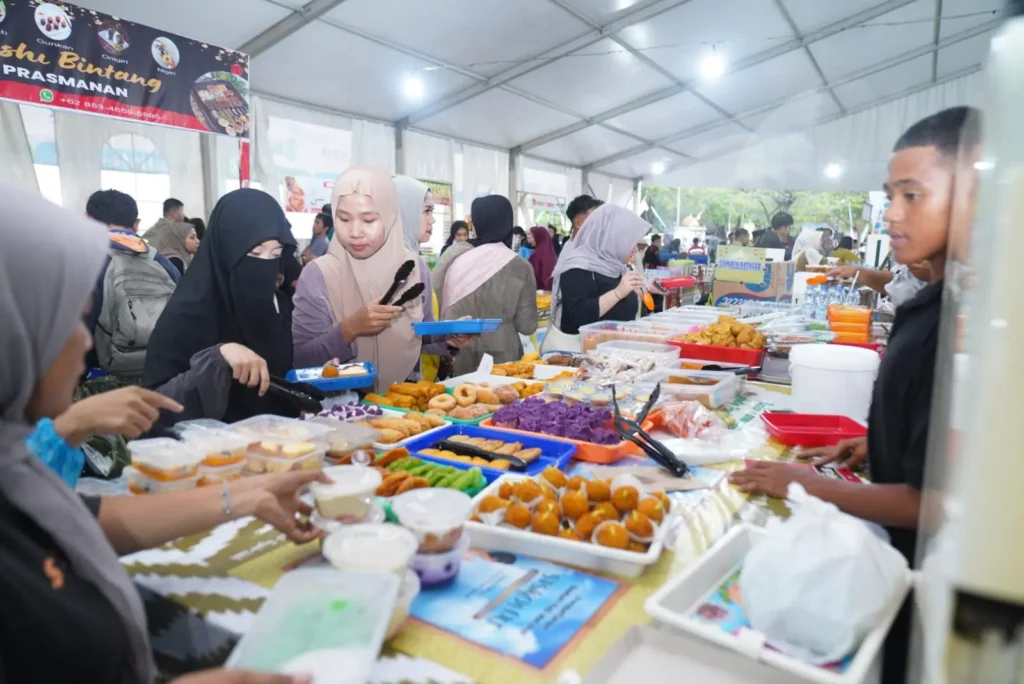 Suasana pasar juadah di halaman Masjid Raya Mujahidin.
