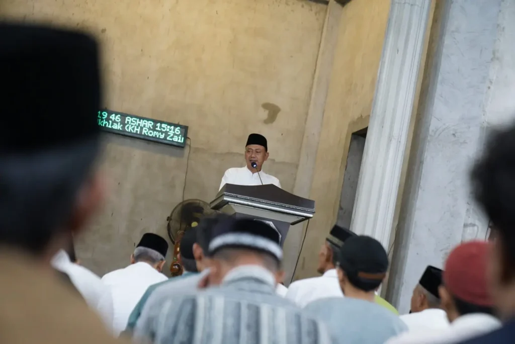 Wali Kota Pontianak Edi Rusdi Kamtono dalam Safari Ramadan di Masjid Al Akbar Gang Karya Baru Kecamatan Pontianak Selatan.