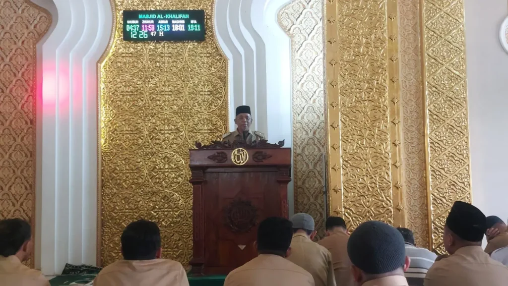 Sekretaris Daerah Kota Pontianak Amirullah menyampaikan tausiyah singkat usai Salat Zuhur berjemaah di Masjid Al Khalifah Kantor Wali Kota.