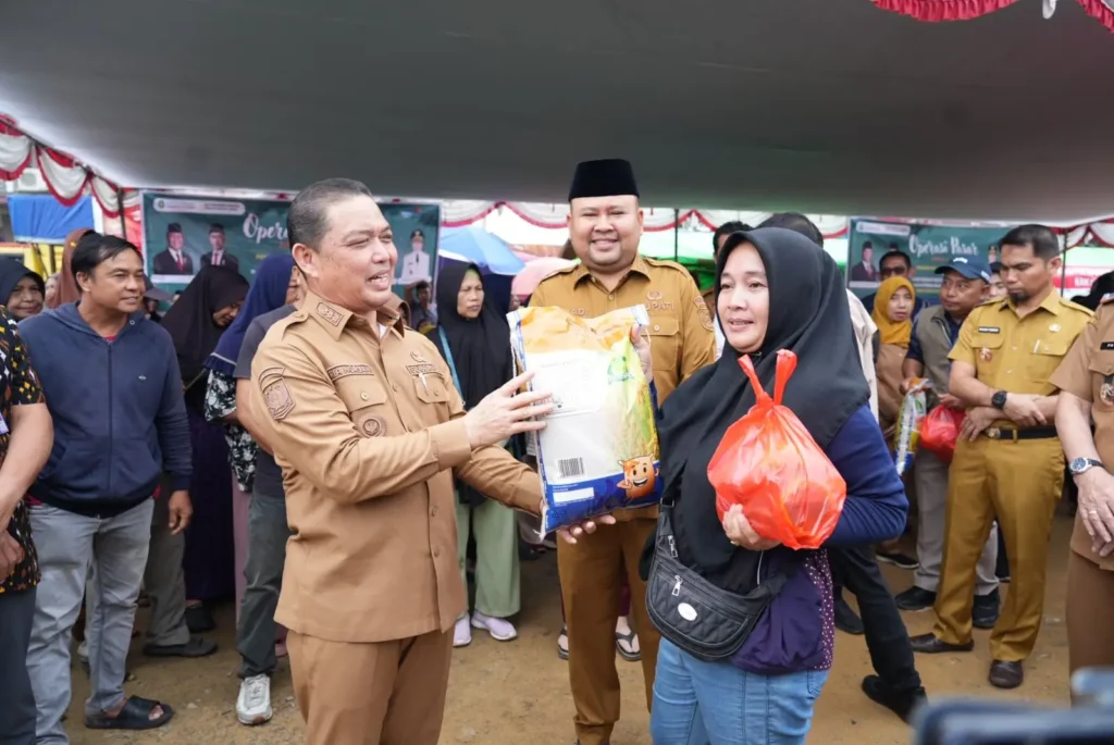 Gubernur Kalbar Ria Norsan menyerahkan paket sembako pasar murah kepada warga di Halaman Masjid Agung Kota Juang Melawi, Selasa (25/2/2026).
