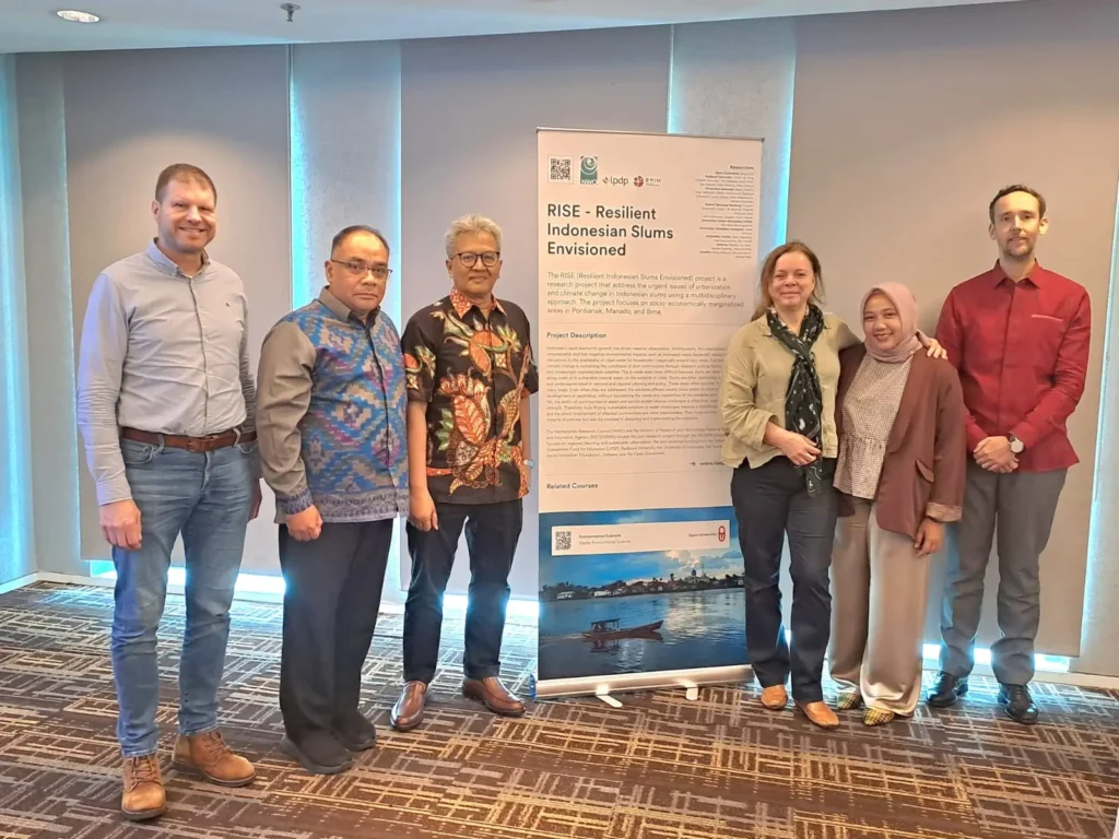 Kepala Bidang Riset dan Inovasi BAPPERIDA Pontianak, Eko Prihanono (batik biru) berfoto bersama tim peneliti program RISE usai diskusi di Hotel JS Luwansa, Jakarta Selatan, Rabu (25/2/2026). IST