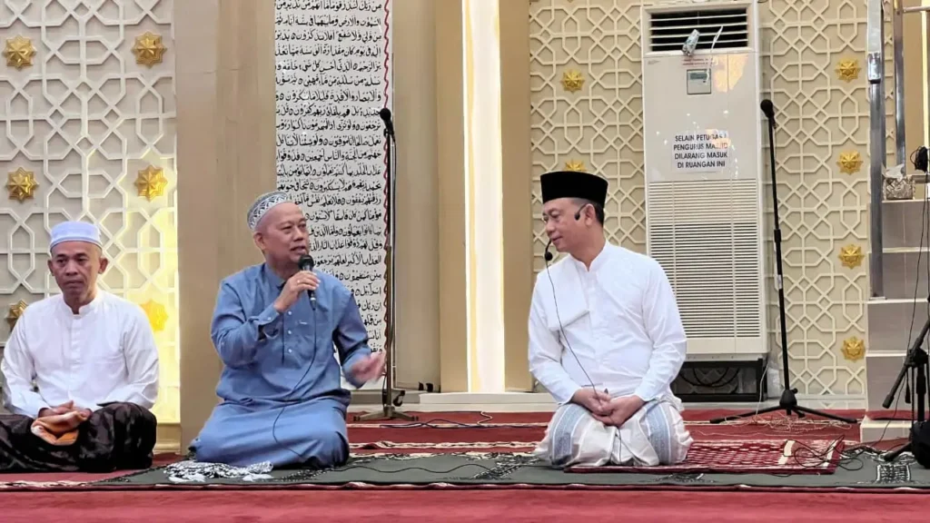 Wali Kota Edi Rusdi Kamtono berdialog dengan warga saat Safari Ramadan di Masjid Assalam Pal V, Pontianak.