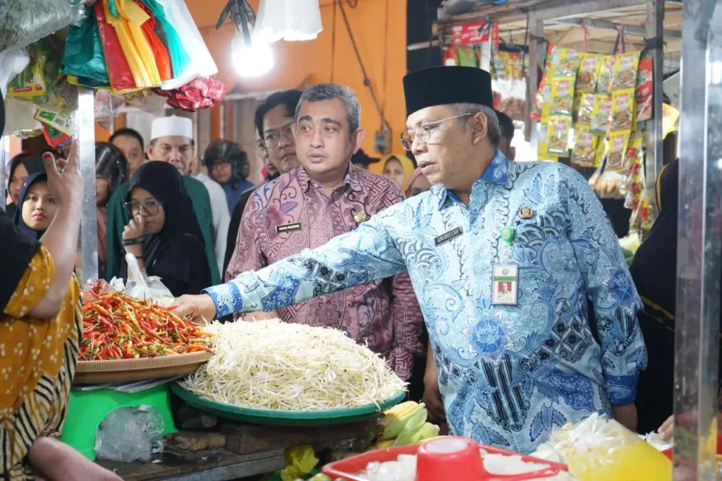 Sekretaris Daerah Kota Pontianak Amirullah bersama Satgas Ketahanan Pangan Kota Pontianak memantau ketersediaan dan harga bahan pokok di pasar tradisional maupun gudang.