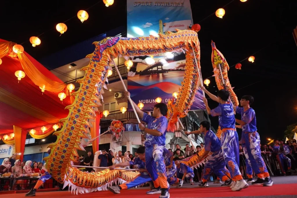 Atraksi Naga menjadi daya tarik Festival Cap Go Meh 2577 Kongzii di Pontianak.