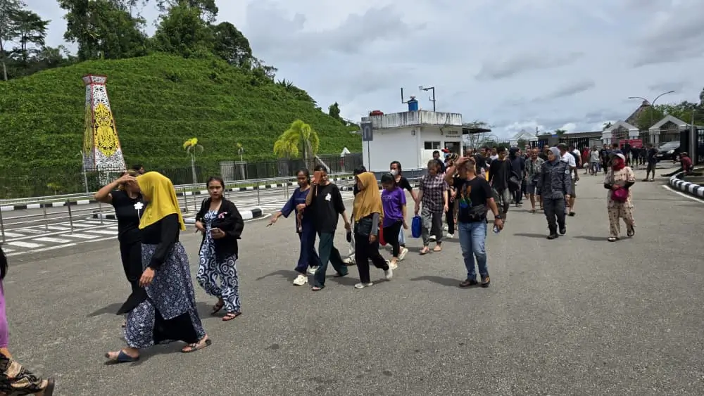 Petugas KJRI Kuching mendampingi 82 PMI bermasalah saat tiba di PLBN Entikong Kabupaten Sanggau, Kamis (26/2/2026).