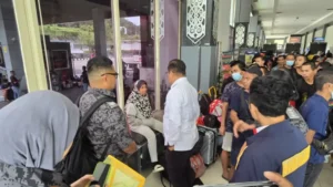 Petugas KJRI Kuching mendampingi 82 PMI bermasalah saat tiba di PLBN Entikong Kabupaten Sanggau, Kamis (26/2/2026).
