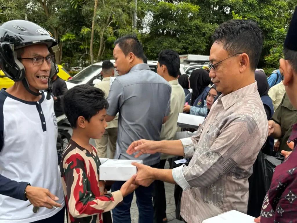 Wali Kota Edi Rusdi Kamtono bersama Daud Yordan membagikan takjil kepada pengendara di Bundaran Digulis Pontianak, Kamis (26/2/2026) sore.