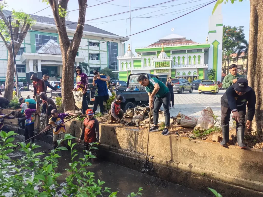 Wali Kota Pontianak Edi Rusdi Kamtono ikut membersihkan parit di lingkungan Kantor Wali Kota.