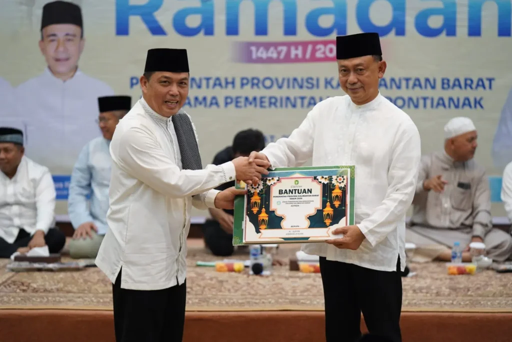 Gubernur Kalbar Ria Norsan menyerahkan secara simbolis bantuan dari Pemerintah Provinsi Kalbar kepada Wali Kota Pontianak Edi Rusdi Kamtono.