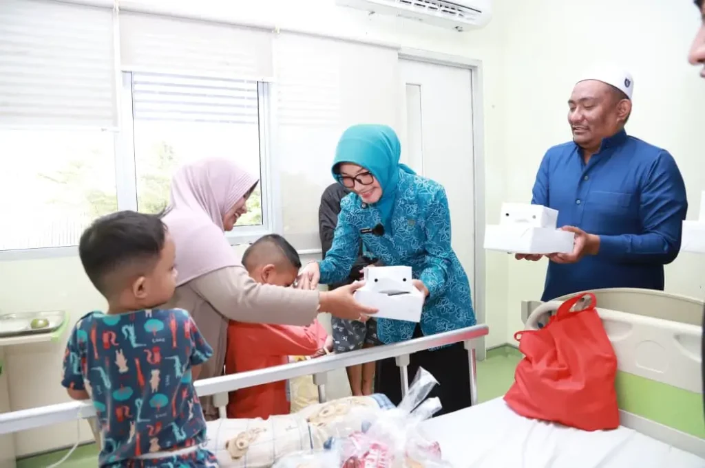 Ketua TP-PKK Kota Pontianak Yanieta Arbiastutie membagikan takjil kepada keluarga pasien di RSUD SSMA Kota Pontianak.