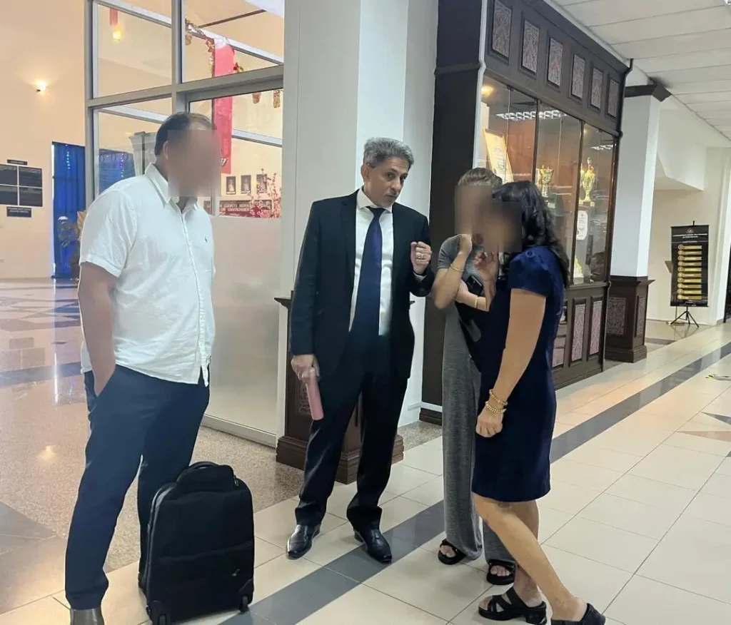 Terdakwa Sim See Chieng (baju biru) saat akan menjalani persidangan di Pengadilan Sesyen Kuching terkait kasus mempekerjakan WNI tanpa izin kerja.