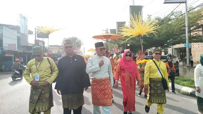 Kepala Dinas Pendidikan dan Kebudayaan Kota Singkawang Asmadi saat hadir di kegiatan Belarak dan Khataman Al-Qur’an tingkat SD dan SMP se-Kota Singkawang.