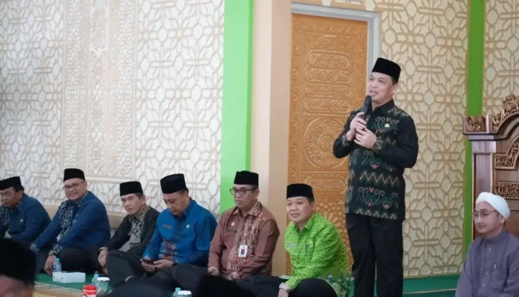Gubernur Kalbar Ria Norsan menyampaikan sambutan pada peringatan Isra Mikraj bersama ASN di Masjid An-Na’im, (30/1/2026).