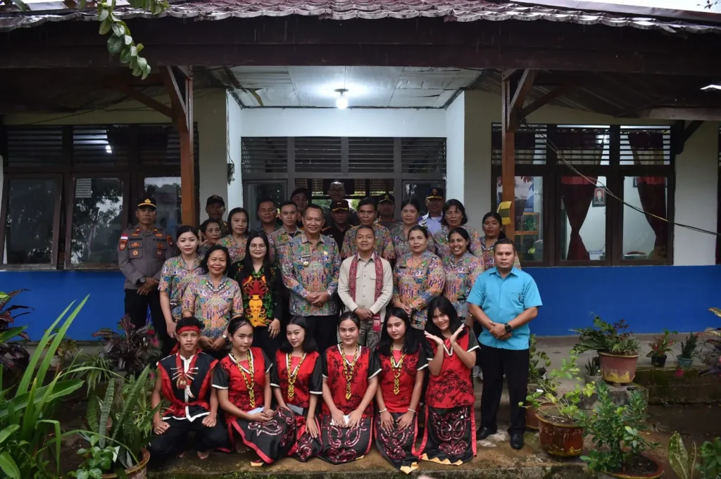 Wakil Menteri Pendidikan Dasar dan Menengah Fajar Riza Ul Haq meninjau ruang kelas dan fasilitas pembelajaran saat kunjungan revitalisasi sekolah di Kalimantan Barat.