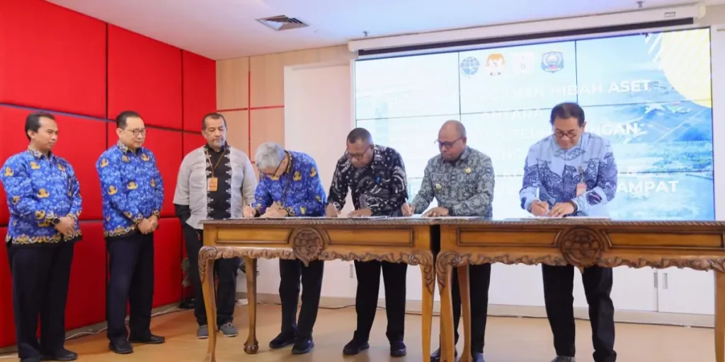 Penandatanganan hibah aset Pelabuhan Waisai dan Bandara DEO Sorong oleh KPK dan Kementerian Perhubungan, Senin (2/2/2026).