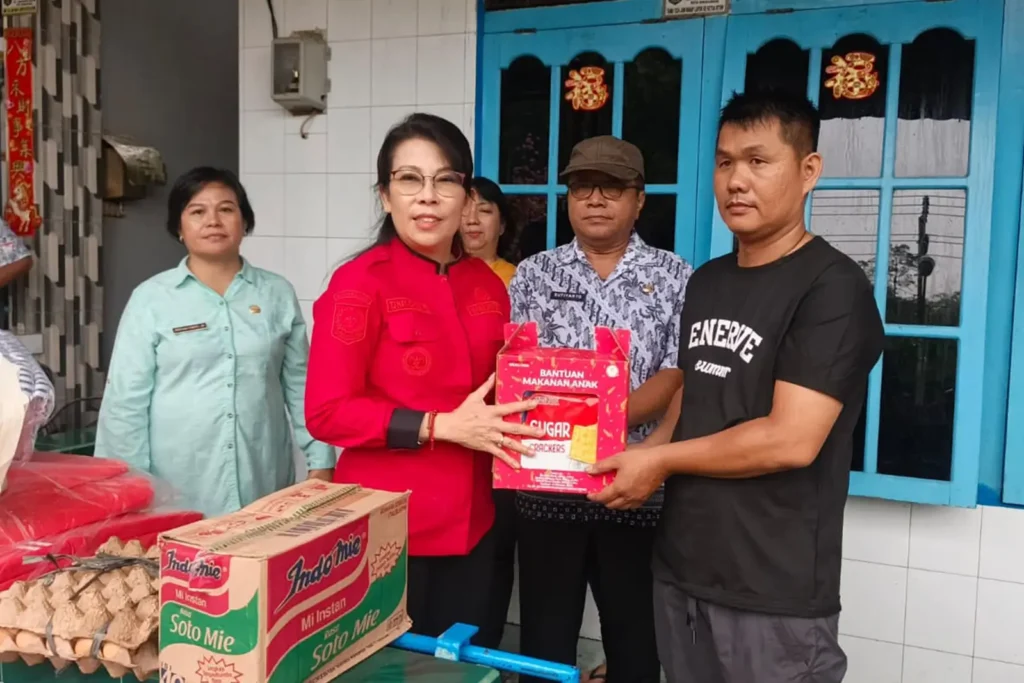 Wali Kota Singkawang Tjhai Chui Mie menyerahkan bantuan sembako kepada korban kebakaran di Kelurahan Sijangkung.