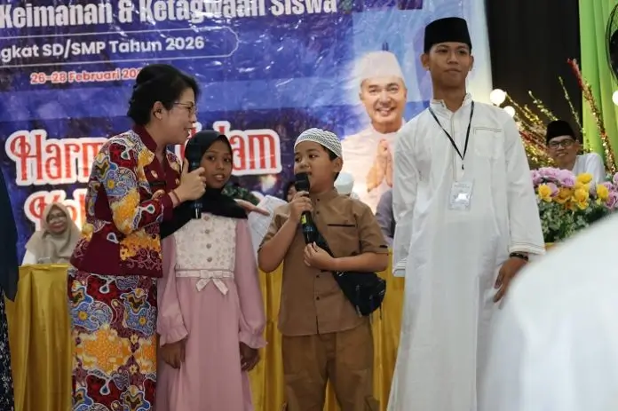 Wali Kota Tjhai Chui Mie membuka Festival Karakter Siswa SD SMP di Rumah Adat Melayu Singkawang.