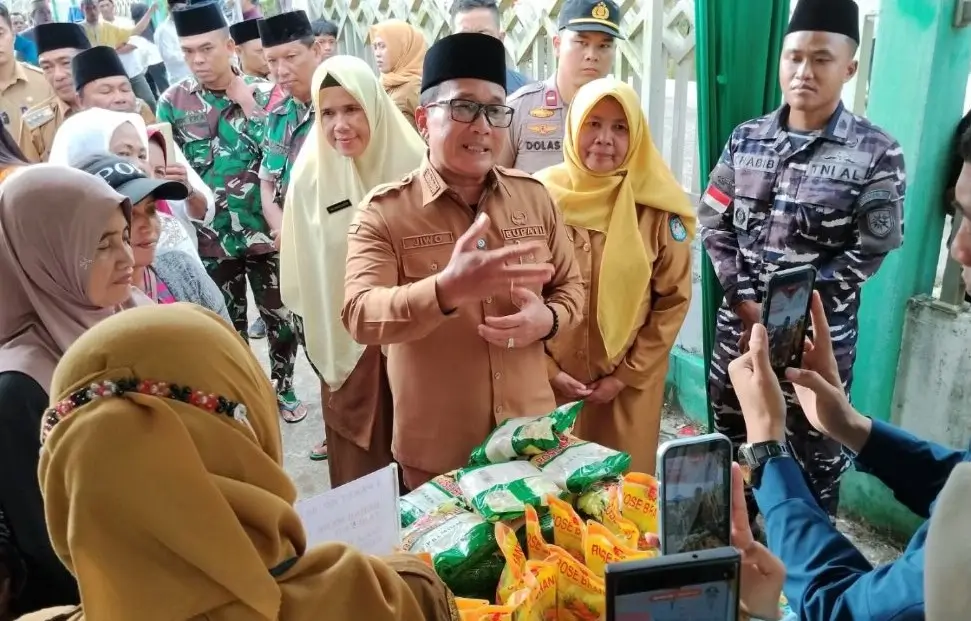 Bupati Sujiwo menyerahkan elpiji bersubsidi kepada warga saat operasi pasar di Sungai Kupah, Kabupaten Kubu Raya, (24/2/2026).