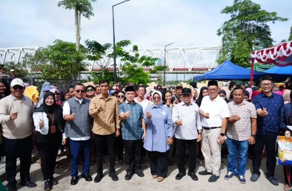 Gubernur Kalbar Ria Norsan saat membuka operasi pasar murah di Taman Silok Pendopo Bupati Kapuas Hulu, (22/2/2026).