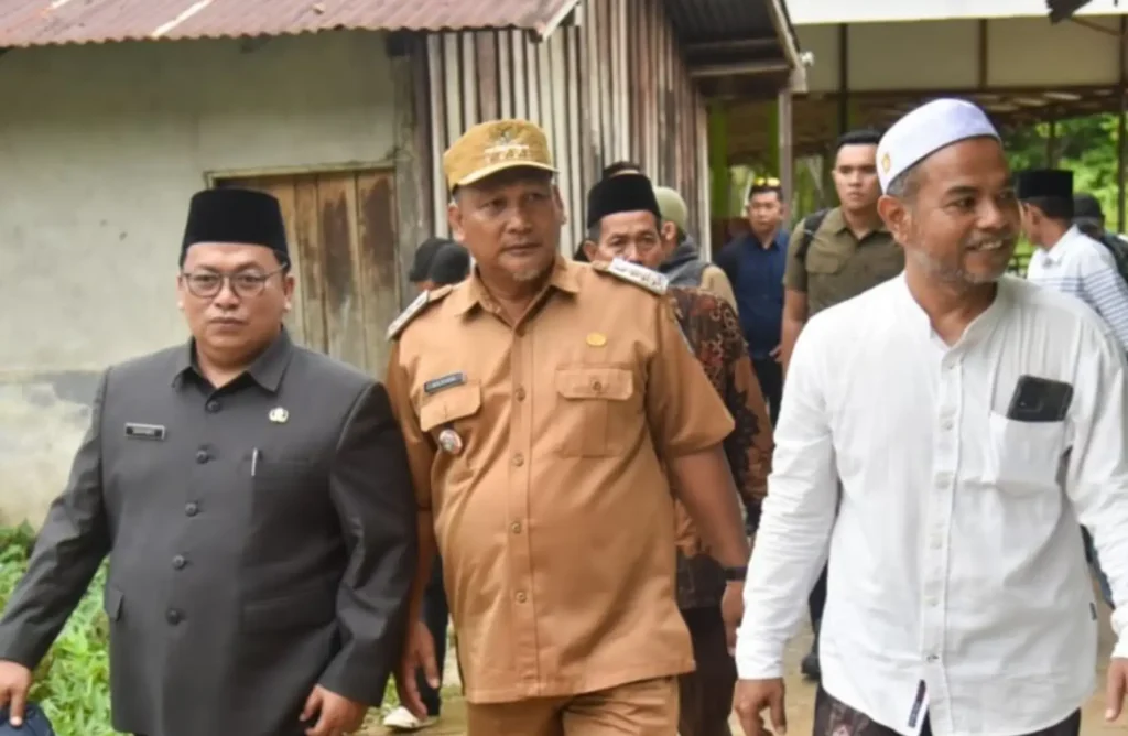 Wakil Bupati Kubu Raya Sukiryanto meninjau operasi pasar murah di Desa Batu Ampar, Senin (23/2/2026).