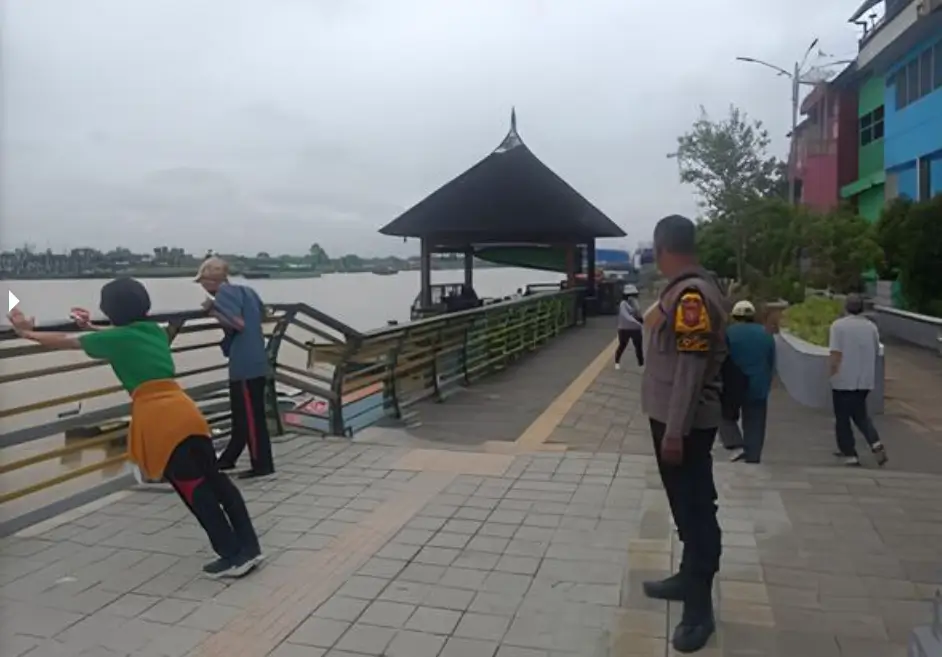 Bhabinkamtibmas Polsek Pontianak Selatan patroli jalan kaki di kawasan Waterfront Pontianak.