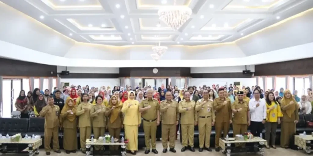 Sekda Kalbar Harisson membuka dialog pendidikan karakter anak usia dini di Aula Bhinneka Tunggal Ika BPSDM Kalbar, Senin (9/2/2026).