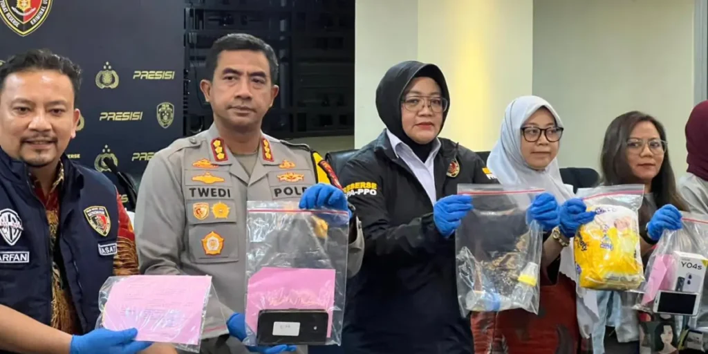 Petugas kepolisian Polda Metro Jaya saat konferensi pers pengungkapan kasus perdagangan balita di Jakarta Barat.