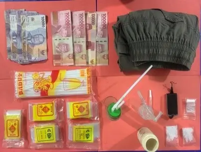 Petugas Polsek Tayan Hilir menunjukkan barang bukti sabu hasil penggerebekan di Sanggau.