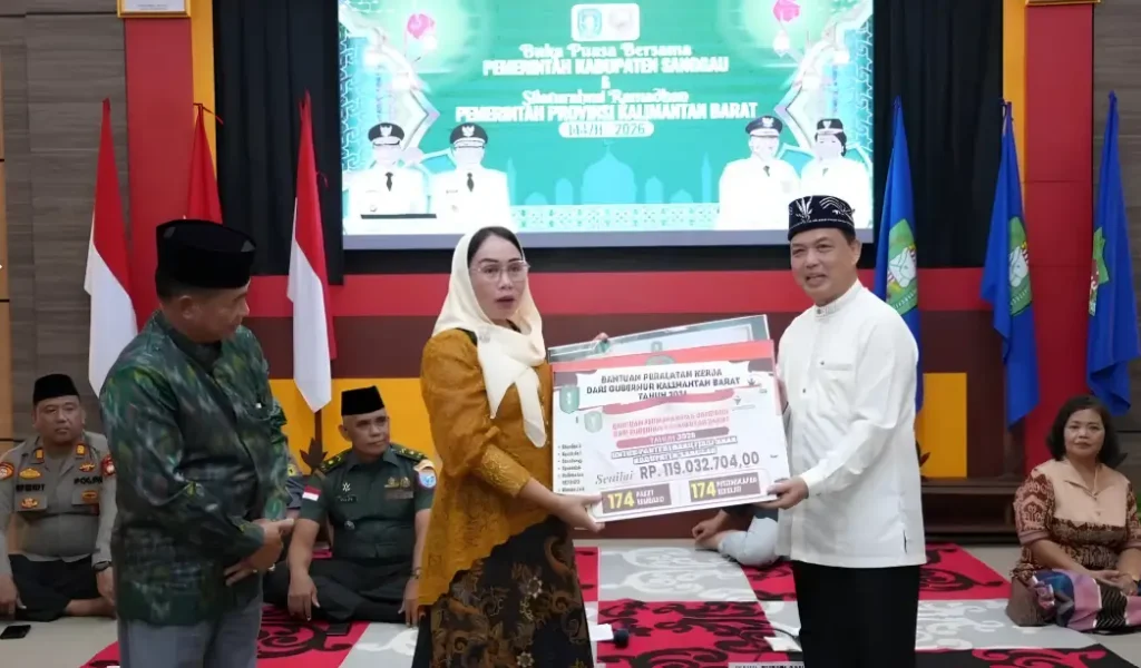Gubernur Ria Norsan menyerahkan bantuan sosial secara simbolis kepada Wakil Bupati Sanggau, Susana Herpena, saat Safari Ramadan.