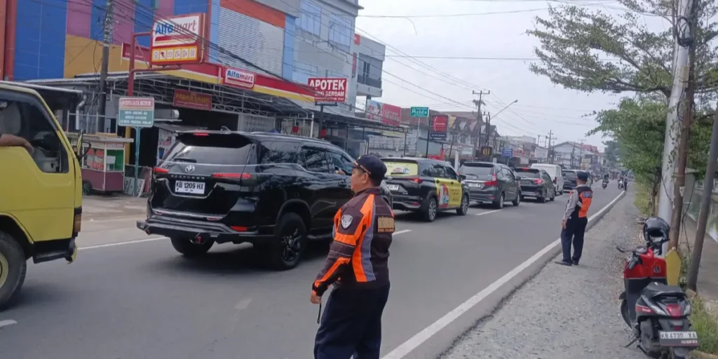 Uji coba penerapan sistem satu arah di Jalan Sungai Raya Dalam (Serdam), Kecamatan Sungai Raya, Kabupaten Kubu Raya.