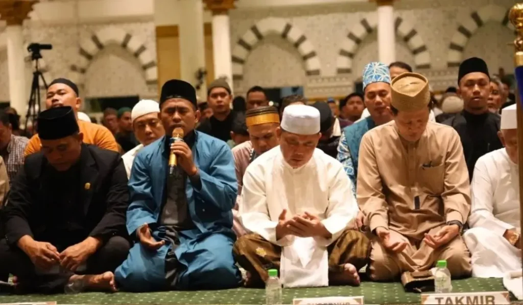 Gubernur Kalimantan Barat Ria Norsan menghadiri salat Tarawih perdana Ramadhan 1447 H bersama ribuan jemaah di Masjid Raya Mujahidin, Pontianak