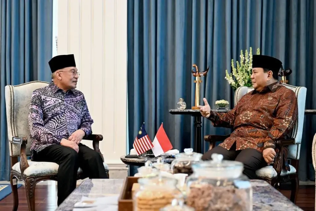 Presiden Prabowo Subianto dan PM Anwar Ibrahim bertemu hangat di Istana Merdeka membahas isu geopolitik Asia Barat.