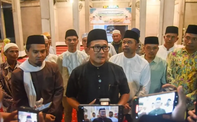 Bupati Sujiwo berdialog dengan warga Teluk Pakedai usai Safari Ramadan membahas pembangunan jalan poros.