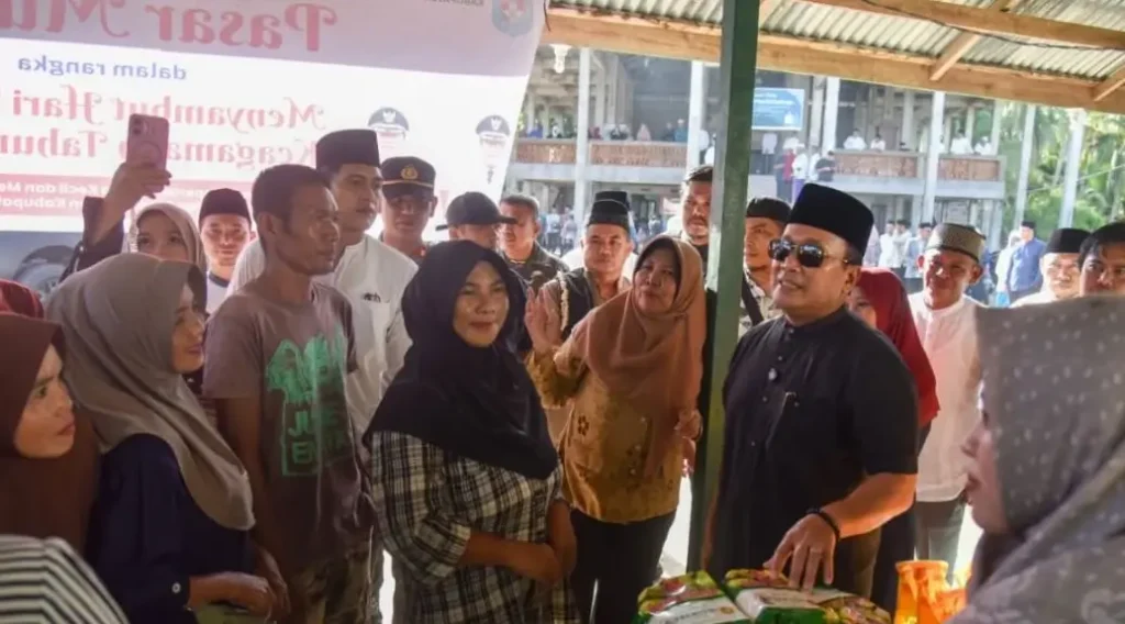 Bupati Sujiwo meninjau operasi pasar subsidi gas elpiji dan sembako di Teluk Pakedai menjelang Idulfitri, Sabtu (28/2/2026).