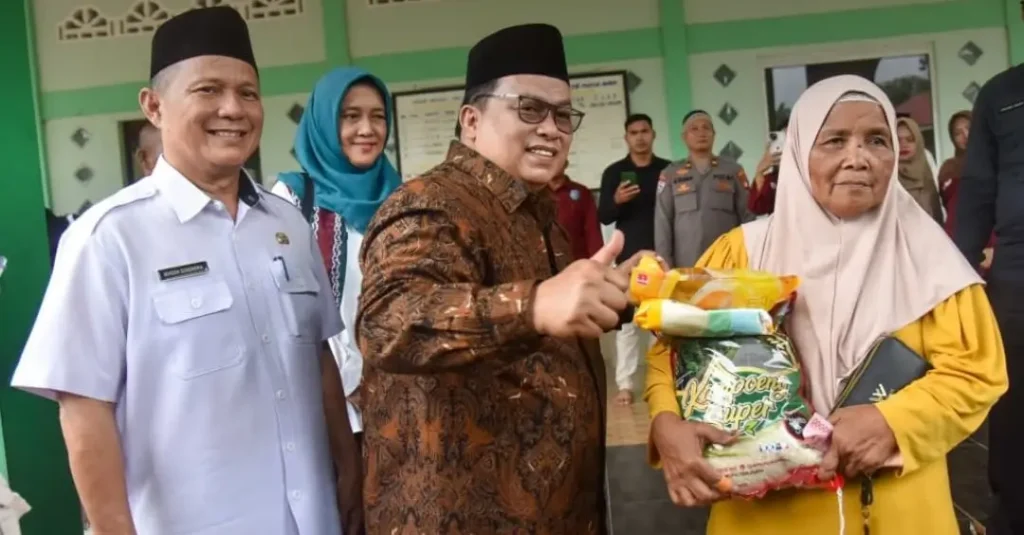 Wabup Kubu Raya Sukiryanto meninjau operasi pasar sembako di Masjid Nurul Iman Sungai Raya untuk memastikan stok kebutuhan pokok jelang Idulfitri.