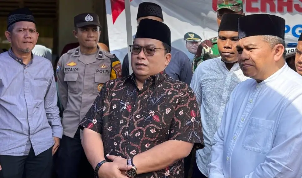 Wakil Bupati Kubu Raya H. Sukiryanto meninjau harga gas melon dan operasi pasar murah di Desa Puguk.