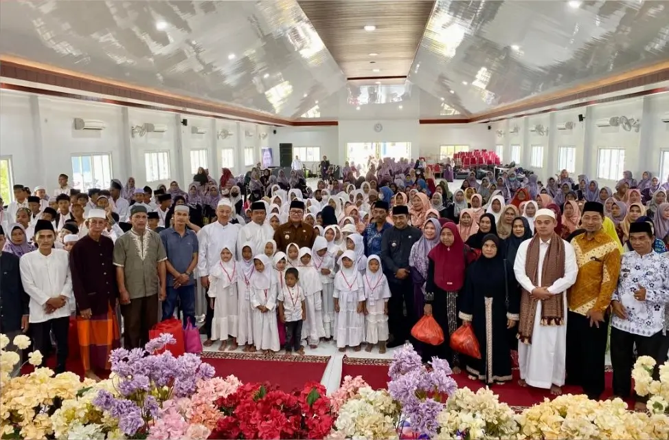 Bupati Kubu Raya Sujiwo menyerahkan santunan anak yatim di Sungai Kakap.