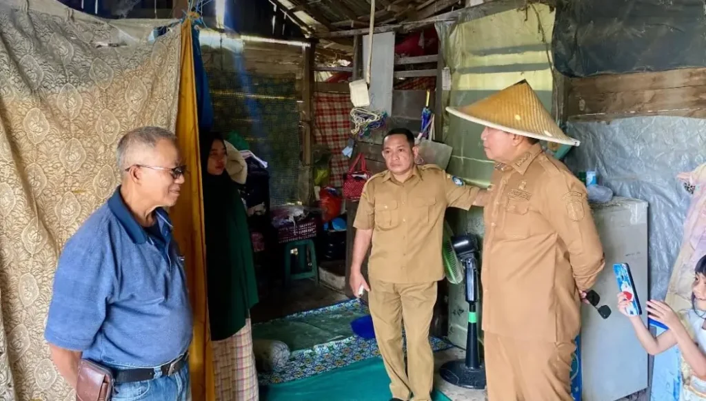 Bupati Kubu Raya Sujiwo meninjau rumah warga tidak layak huni di Desa Arang Limbung yang akan dibangun ulang setelah Lebaran.