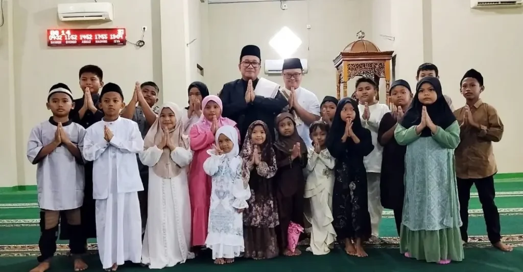 Sujiwo melaksanakan salat Idulfitri bersama warga di Masjid Agung Awwaluddin, Desa Limbung, (21/3/2026).