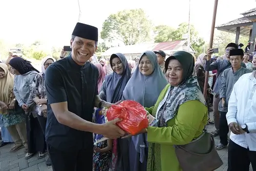 Staf Ahli Gubernur Kalbar Sefpri Kurniadi meninjau pelaksanaan operasi pasar murah di halaman Masjid Agung Nurul Islam Singkawang.